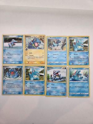beaucoup de cartes Pokémon accrochées au mur