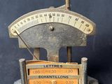 une balance posée sur une table