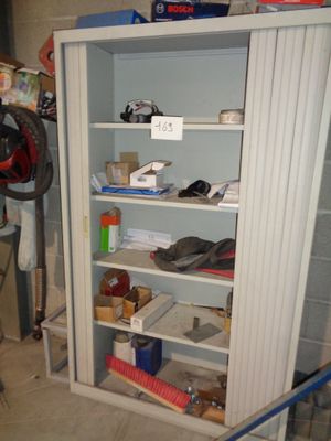 une armoire blanche dont la porte est ornée d'un vélo