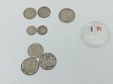 un lot de pièces de monnaie posées sur une table