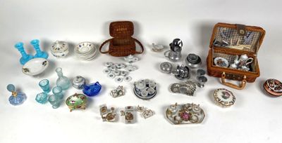 un grand nombre d'objets différents posés sur la table