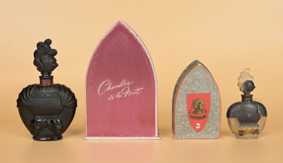 trois petits flacons de parfum posés l'un à côté de l'autre sur une table