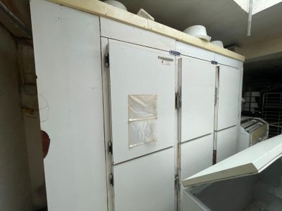 un réfrigérateur qui a été laissé dans le garage