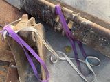 deux morceaux de bois qui traînent par terre
