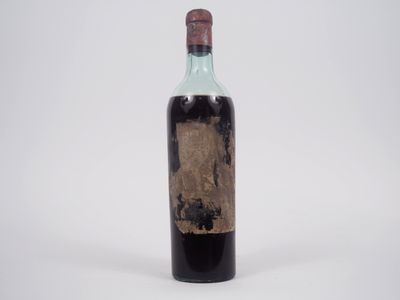 une bouteille de vin posée sur une table