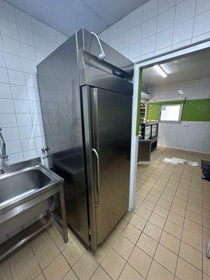 un réfrigérateur et un évier en acier inoxydable dans une cuisine