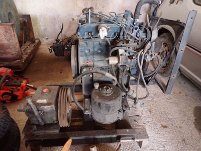 un camion garé dans un garage, dont le moteur repose sur un support