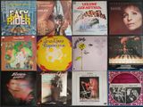 de nombreuses pochettes d'albums différentes accrochées au mur d'un magasin