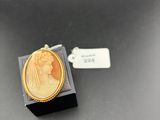 une bague plaquée or sur laquelle est gravée l'image d'une femme