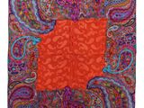 une écharpe carrée à imprimé cachemire orange et violet, bordée de rouge