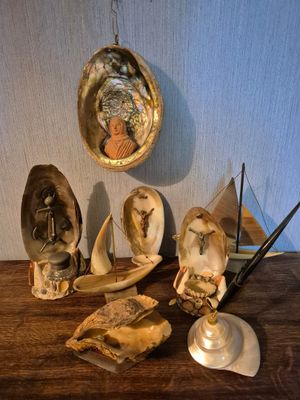une table en bois sur laquelle sont disposés des coquillages et des figurines