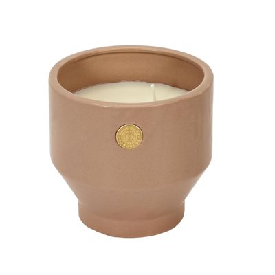 la bougie est posée dans un pot en terre cuite sur un fond blanc