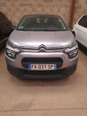 une Citroën argentée garée sur un parking