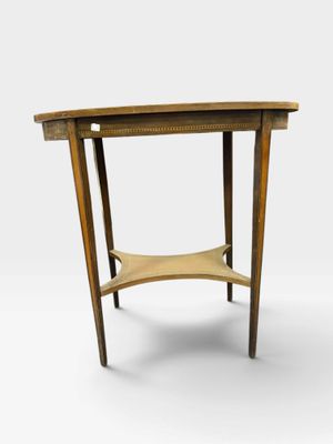 une petite table en bois avec un plateau incurvé et une étagère incurvée