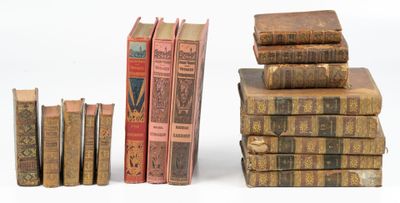 plusieurs vieux livres empilés sur une surface blanche