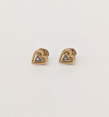 une paire de boucles d'oreilles en or avec un triangle à l'avant et un triangle à l'arrière