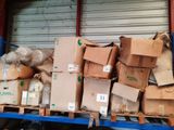 plusieurs boîtes sur une palette dans un entrepôt
