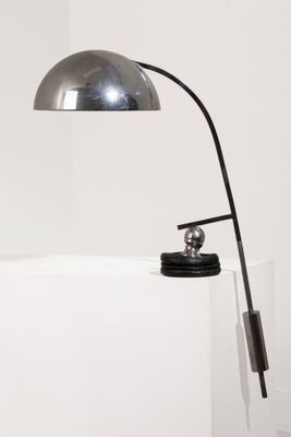 une lampe posée sur une table