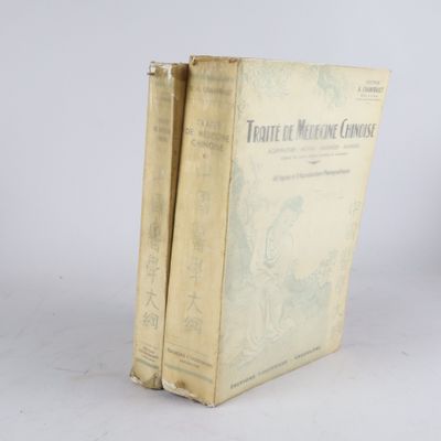 deux livres posés l'un sur l'autre sur une surface blanche