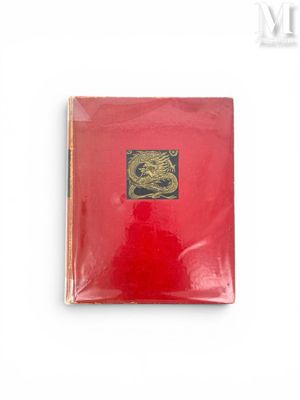 un livre rouge sur lequel figure l'image d'un dragon