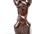 une image représentant une sculpture d'un homme tenant sa tête entre ses mains