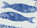 deux poissons bleus et blancs sur une assiette bleue et blanche