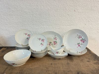 beaucoup d'assiettes et de bols sur la table