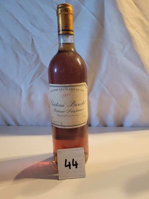 une bouteille de vin posée sur une table, avec une étiquette de prix