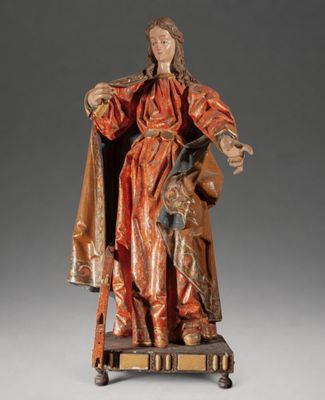 statue d'un homme vêtu d'une robe rouge et tenant une épée