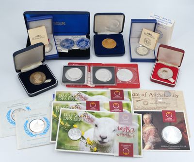 un grand nombre de pièces de monnaie et d'autres objets qui se trouvent sur la table