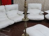 un salon avec beaucoup de canapés et de fauteuils blancs