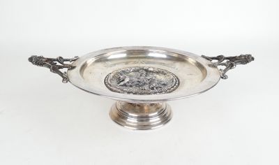 une assiette ancienne en argent sur laquelle est représenté un homme et une femme
