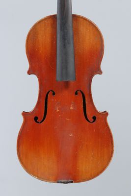 un vieux violon avec un archet sur fond blanc
