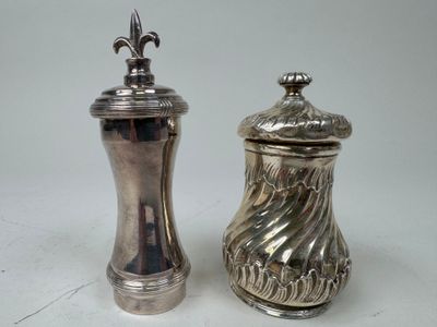 paire de salières et poivrières en métal argenté
