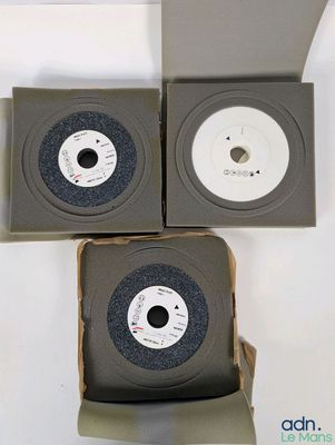 trois CD empilés les uns sur les autres dans un coffret