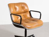 une chaise de bureau en cuir marron avec une structure en métal noir et des roulettes