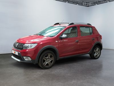 une photo d'une voiture rouge dans un showroom