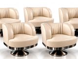 quatre fauteuils pivotants en cuir beige alignés sur une surface blanche