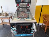 un flipper posé sur une table dans une pièce