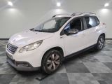 la voiture blanche est garée sur un sol en damier dans le garage