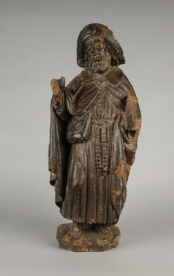 une statue en bois représentant un homme barbu vêtu d'une robe