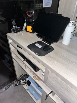 un bureau sur lequel est posé un ordinateur portable