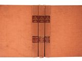 une image représentant deux livres à la couverture marron sur fond blanc