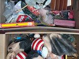 deux cartons remplis de jouets et d'autres objets