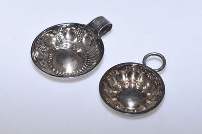 2 TASTEVINS en argent, poinçon SOCRATE et MINERVE. - Photo 1