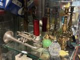 une vitrine remplie d'objets anciens en laiton
