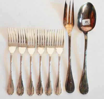 beaucoup de fourchettes et de cuillères sur la table