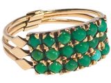 un gros plan d'un bracelet orné de pierres vertes