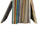 une pile de livres empilés les uns sur les autres