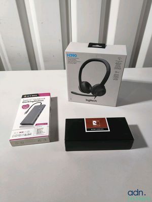 une boîte de casques posée sur une table à côté d'une autre boîte de casques